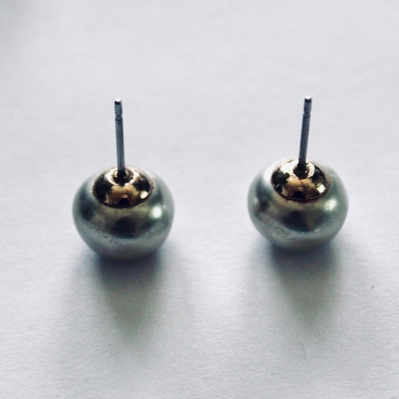 Simulated Baroque Silvery Pearl Necklace and Stud Earrings - Picture 3 of 4